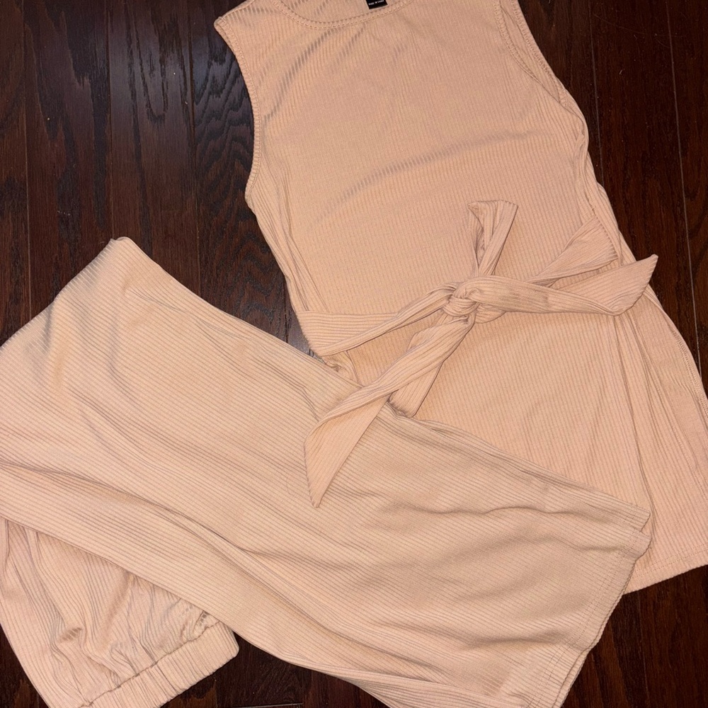 XS Emery Rose 2-Piece Set (Top + Pants) 🤍